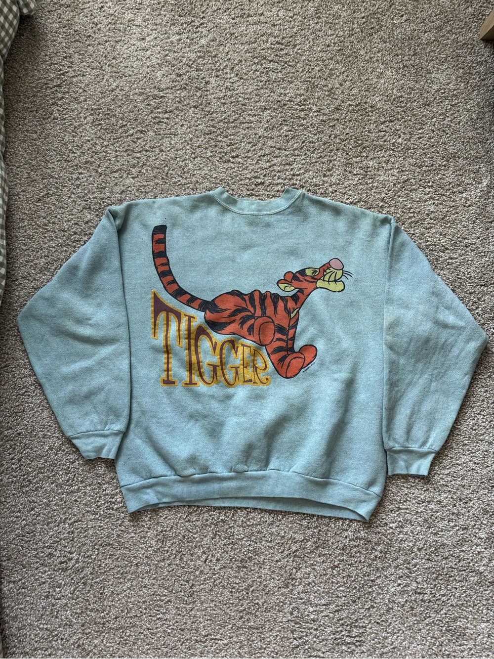 VTG 90s Disney Pooh Tigger Embroidered green Crewneck Sweatshirt Mens L USA